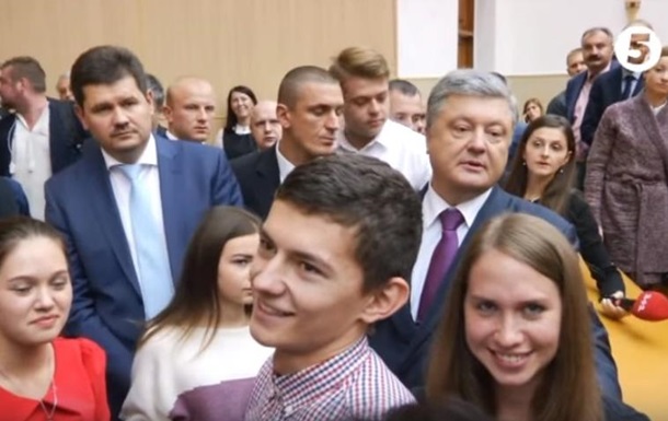 СЕНСАЦІЯ: Студент задав питання Порошенку: “А коли Ви своїх дітей в АТО відправите?” Відповідь Порошенка вбила всіх наповал… (ВІДЕО)