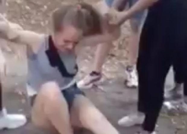 За реальний та підступний злочин символічне покарання: Малолітні садистки, котрі гуртом били та знущались над школяркою вийдуть “сухими з води” (відео)