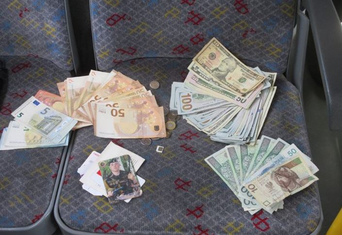 7700 ДОЛАРІВ, 945 ЄВРО ТА 575 ЗЛОТИХ: ПОЛЯК ПОВЕРНУВ ЗАРОБІТЧАНИНУ З УКРАЇНУ ЗАГУБЛЕНУ РІЧНУ ЗАРПЛАТУ