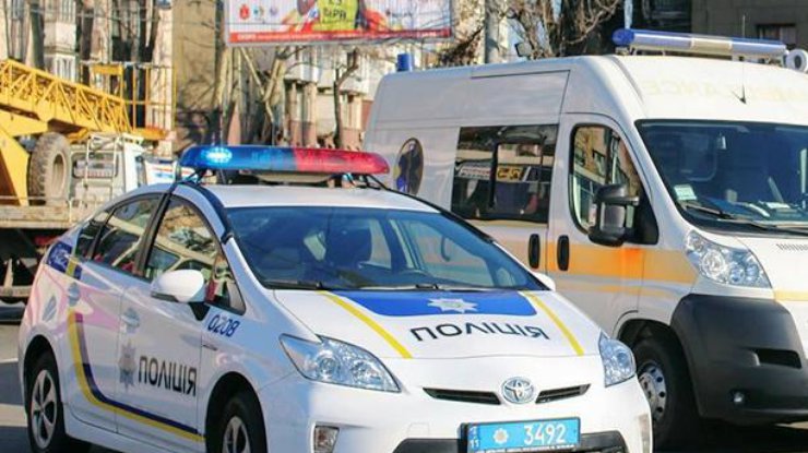 Разбила авто и сняла юбку: пьяная полицейская устроила беспредел в Одессе (видео)