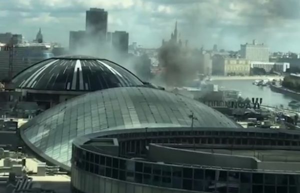 В ЦЕНТРІ МОСКВИ ЗАГOРІВCЯ ВЕЛИКИЙ ТОРГОВИЙ ЦЕНТР: ВІДВІДУВАЧІВ ЕВАКУЮЮТЬ (ВІДЕО)