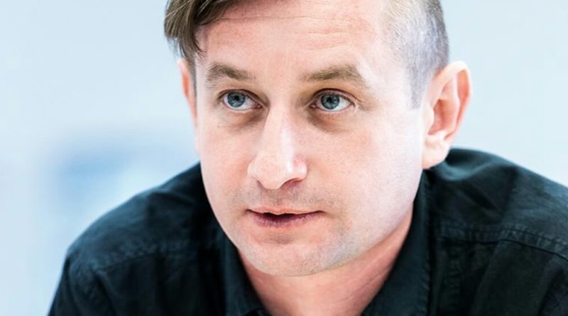Сергій Жадан → Медведчуку: “Так і передайте своєму куму… Цілком можливо, що ця війна не дала, поки що, Україні свого Гемінгвея, але…”