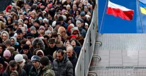 Поясніть Гройсману чому українці тікають! Мінімалка у нас 3723, а в Польші 16012, а вартість життя в Варшаві лише в 1,58 рази вище ніж в Києві. Все просто..