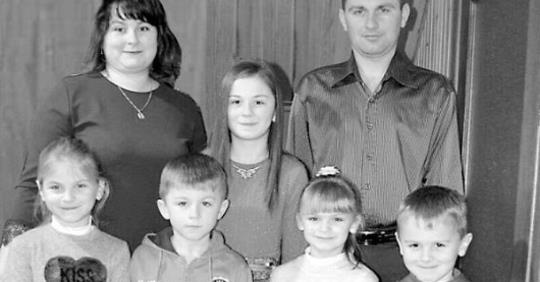 ЖІНКА НАРОДИЛА ДВІ ДВІЙНІ В ОДИН ДЕНЬ, ЧЕРЕЗ РІК: УСІ ЧЕТВЕРО МАЛЮКІВ МАЛИ ОДНАКОВИЙ ЗРІСТ