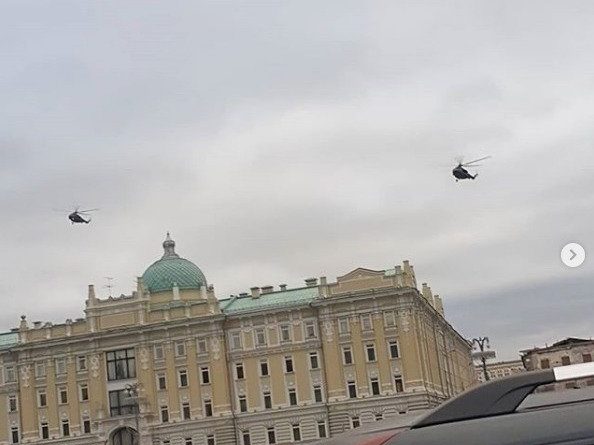 «У Мосkві почалався переворот»? Над Червоно площею вже 40 хв. літають військові вертольотu