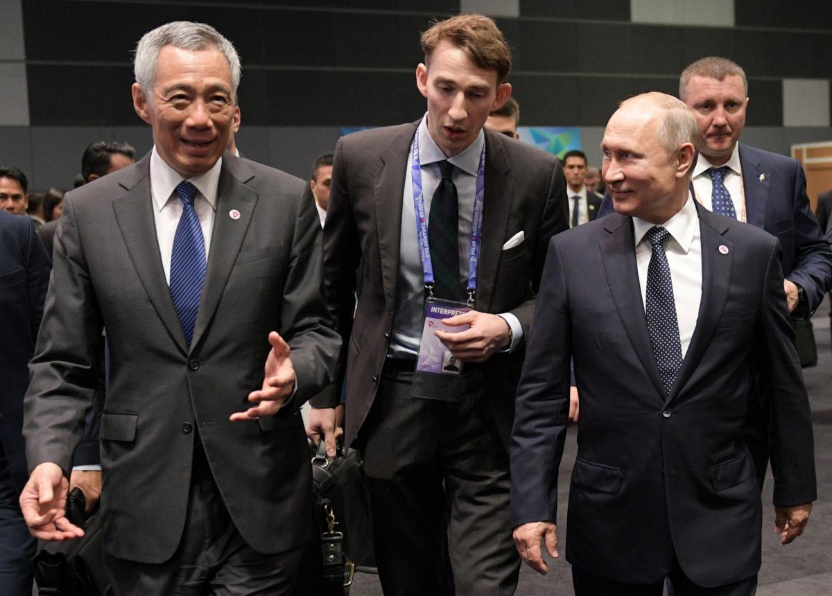 Путін спізнився на зустріч з прем’єр-міністром Сінгапуру. Подивіться, що зробив прем’єр ….