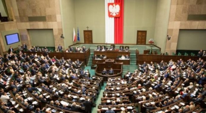 Голосували стоячи: Польща оголосила війну Росії за українських в’язнів. ВІДЕО
