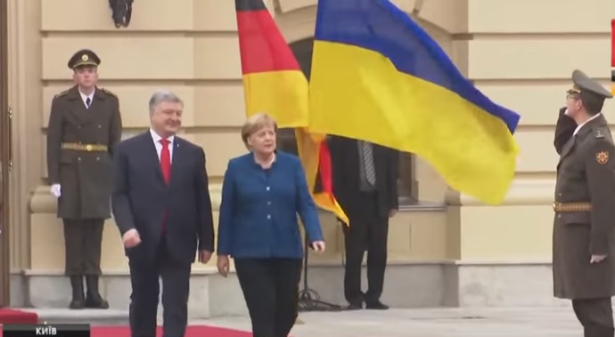 Від цього відео Путіна коробить у Кремлі: сьогодні Меркель показала, як потрібно вітатися з українським військом