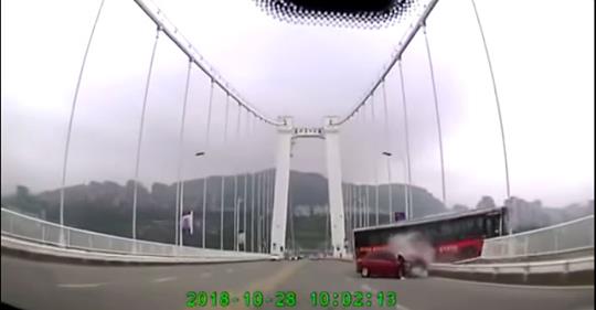 Последние секунды жизни! Шокирующие ВИДЕО из салона за секунду до трагедии. Из-за драки пассажирки и водителя погибли 15 человек