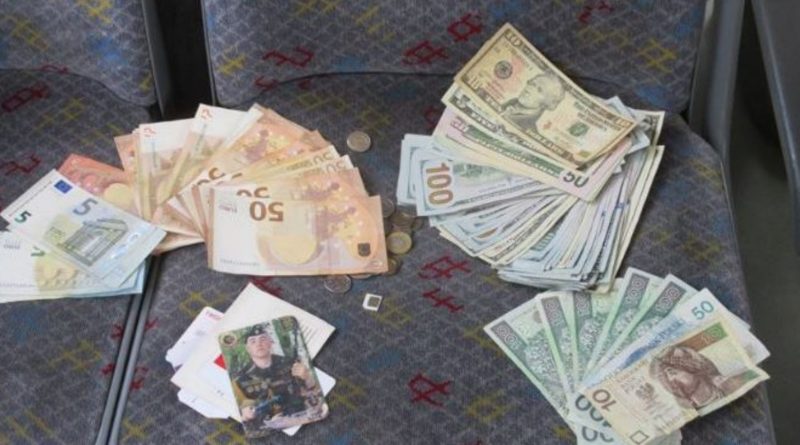 7700 доларів, 945 євро та 575 злотих. Ви подивіться, що зробив поляк для українця